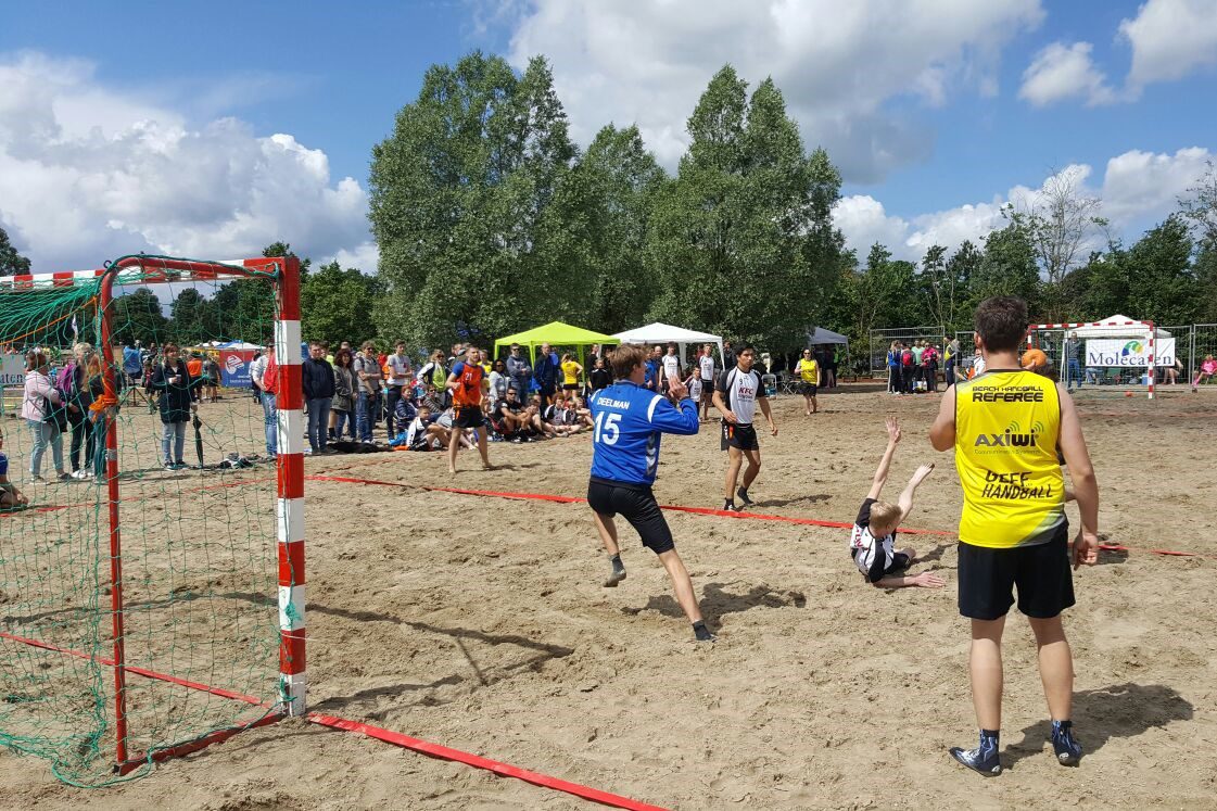 /wireless-communication-system-beach-handball-dutch-championship-referee-axiwi
