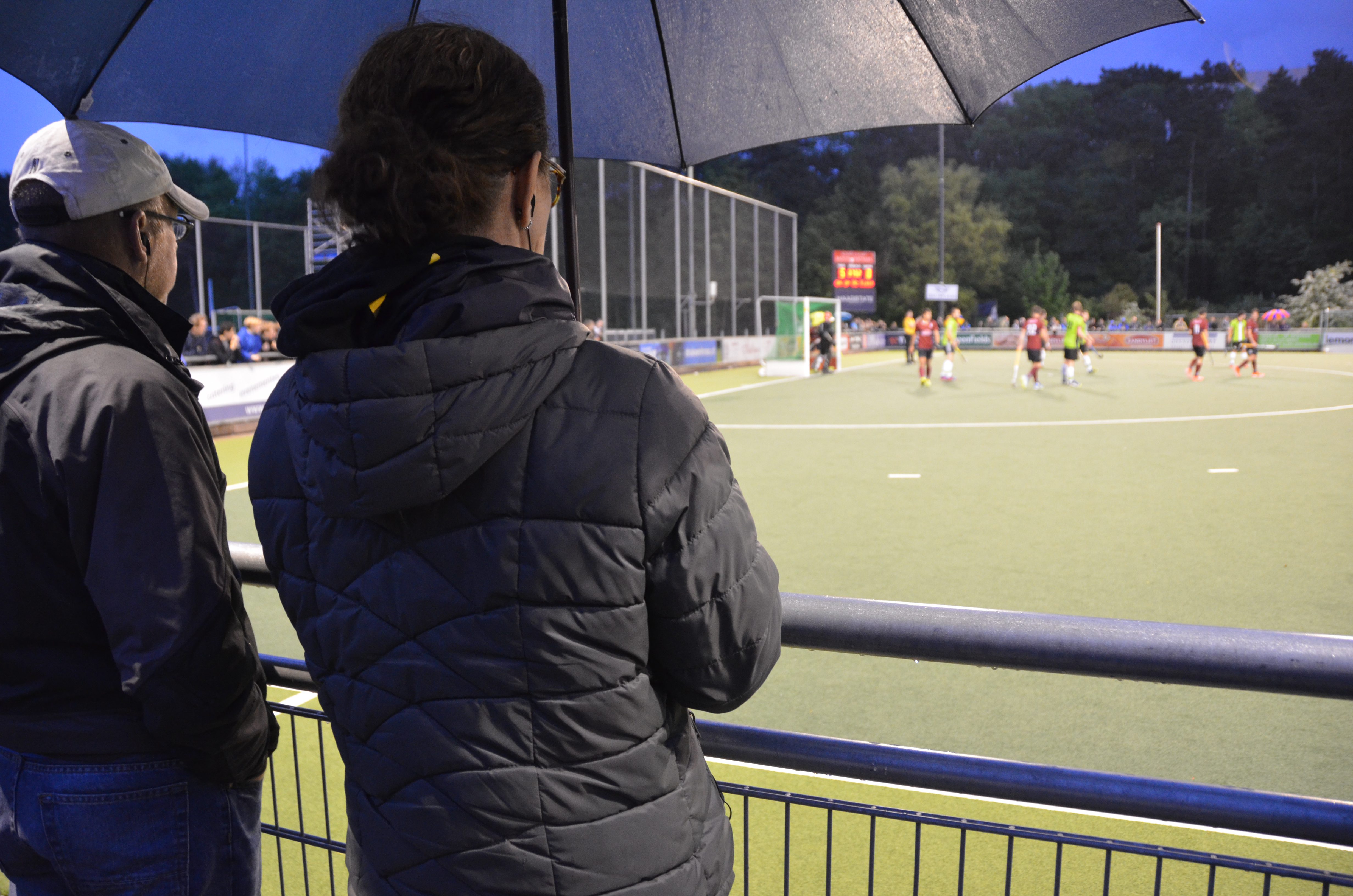 fieldhockey-umpires-and-accessors-using-axiwi-during-royal-dutch-hockey-federation-seminar-field