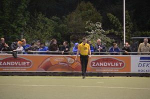 fieldhockey-umpires-and-accessors-using-axiwi-during-royal-dutch-hockey-federation-seminar-umpire