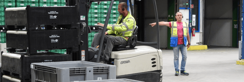 wireless headsets for warehouse logistics and give instructions