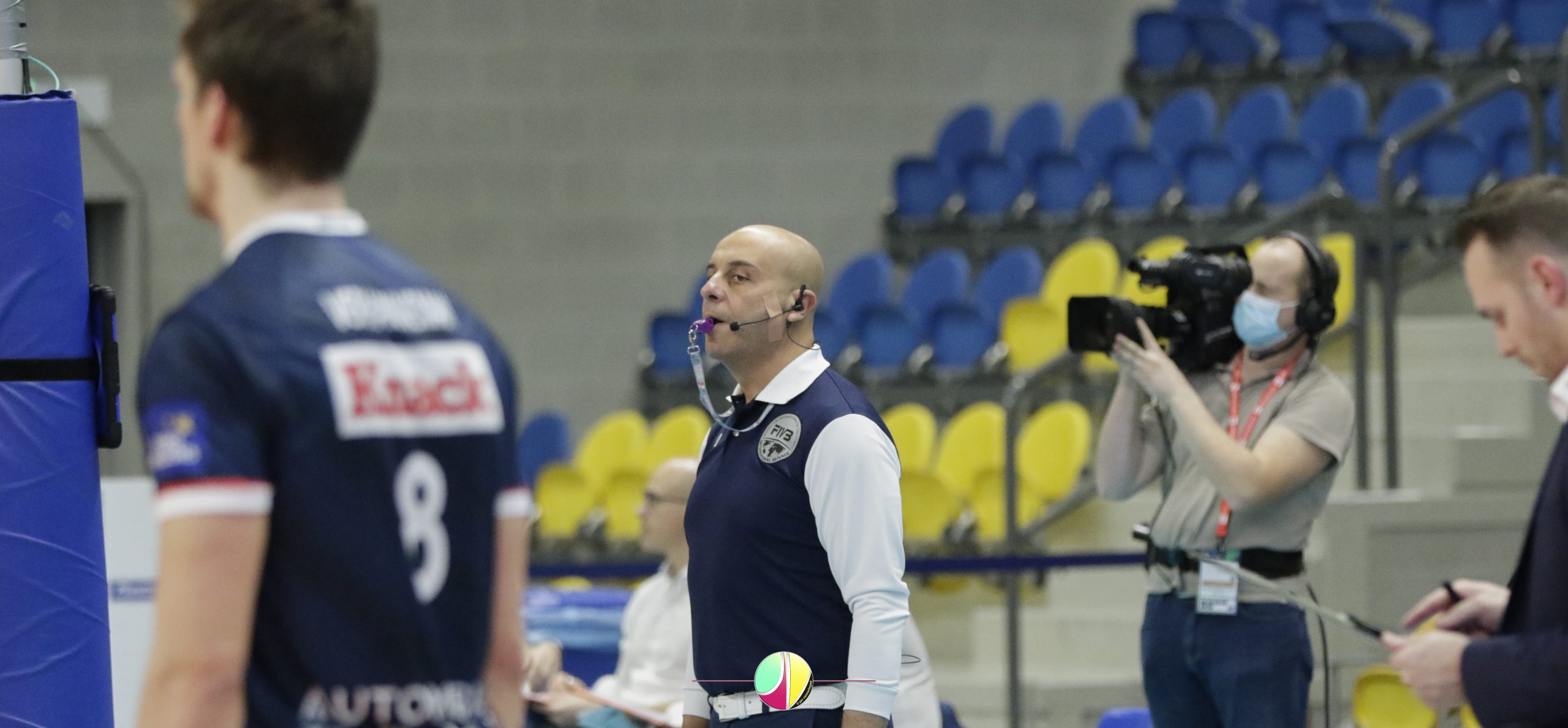 volleybal-referee-headset-whistle