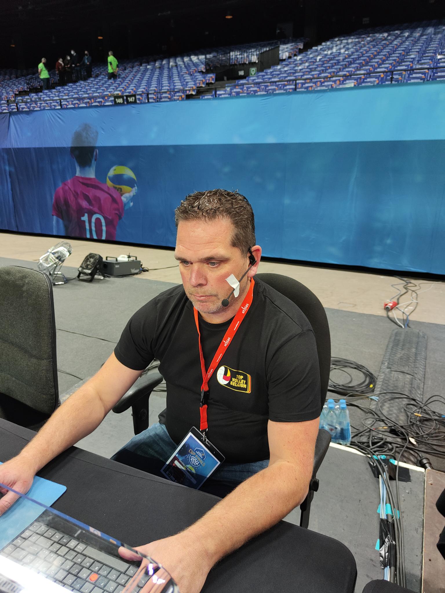 volleyball-referee-headset-challenge-team volleyball-referee-headset-challenge-team