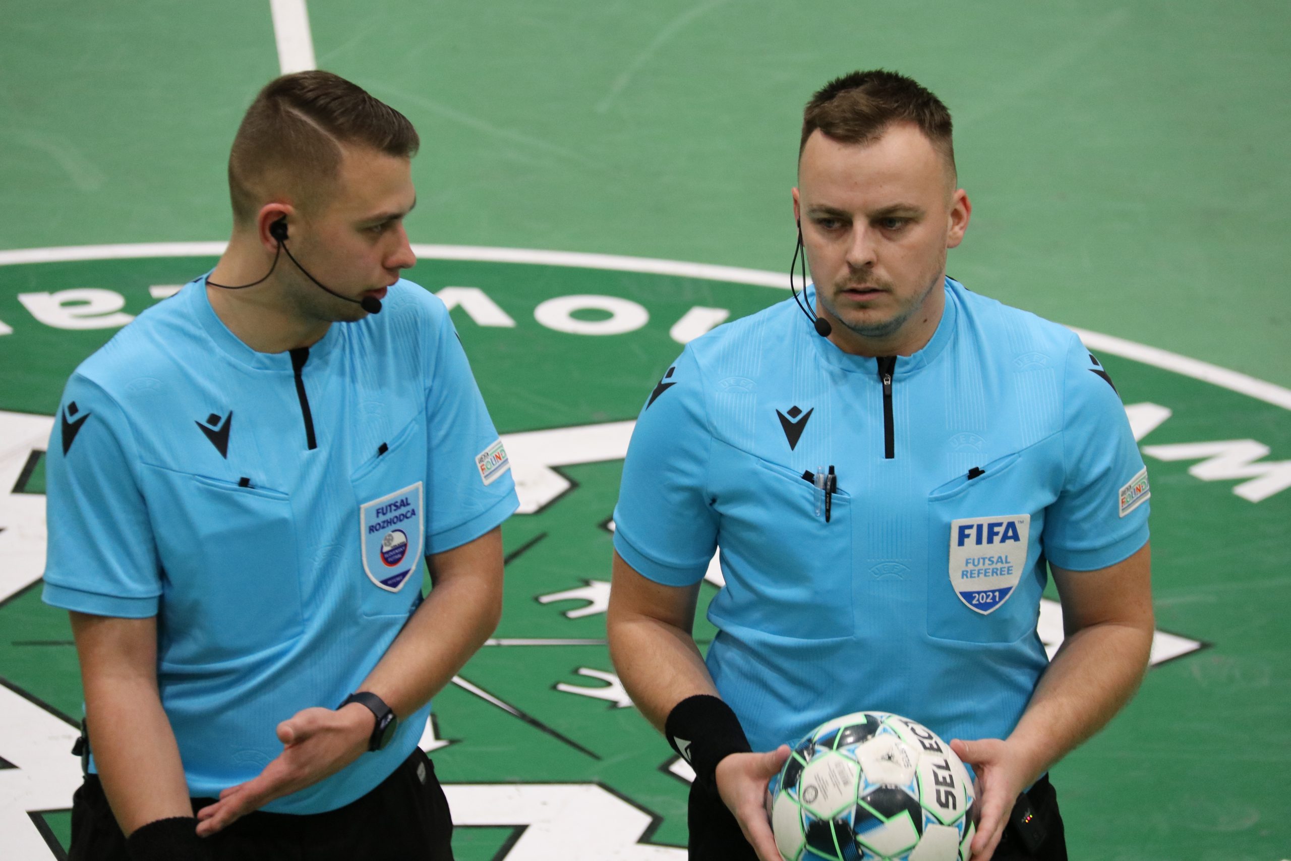 tips-effectively-using-referee-communication-system-discuss